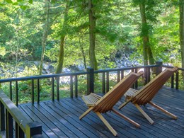 Entouré de forêts, de rivière et de paysages préservés