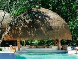 Profitez d'une boisson rafraichissante au bar de la piscine