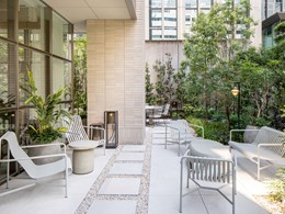 Pause en plein coeur d’Osaka, entre ville et verdure