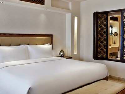 La Superior King Room de l'Al Wathba, a Luxury Collection Desert Resort & Spa