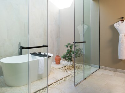 Une salle de bain à la décoration relaxante 