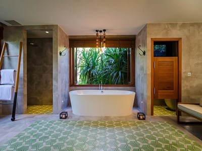 La salle de bain de la Treetop Pool Villa