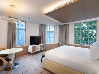 1 King Bed Corner Room