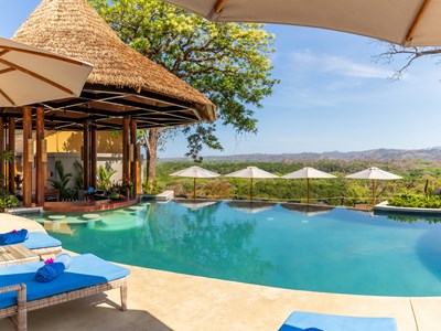 La superbe piscine à débordement