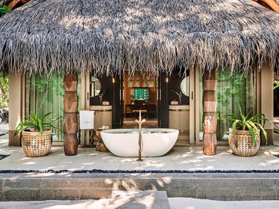La salle de bain de la Luxury Beach Villa with Pool