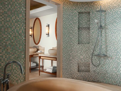 La salle de bain de la Peninsula Suite