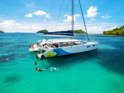 Parc Marin de saint Anne et l'île moyenne Island sur le catamaran Odezir