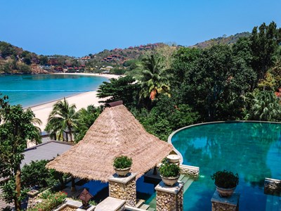 Superbe piscine avec vue sur la plage et la baie