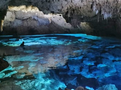 Snorkeling dans une rivière souterraine 
