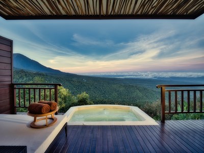 Le bain à remous relaxant de la Volcano Panorama Villa