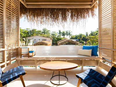 Un décor tropical soigné et naturel.