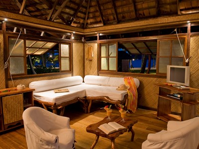 Le salon du Bungalow de l'hôtel Vahine Island en Polynésie