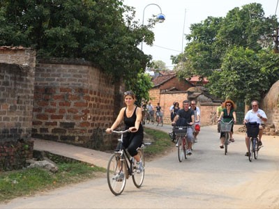 Visite du village de Duong Lam à vélo