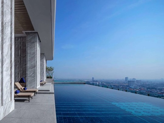 La piscine à débordement du 27e étage