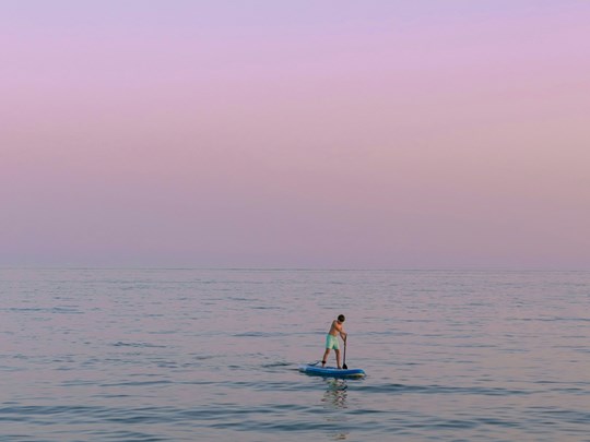 Paddle sur les eaux calmes de la Méditerranée 