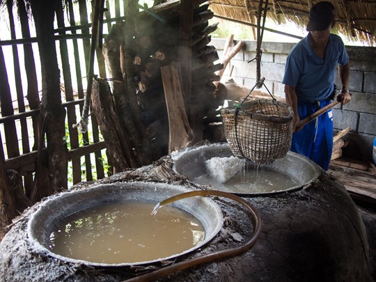 Extraction du sel dans le village de Bo Klua