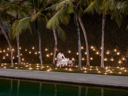 Dîner romantique au bord de la piscine