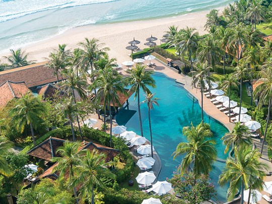 La belle piscine en bord de plage