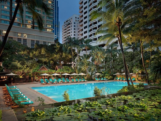 Profitez d'un moment de détente autour de la piscine