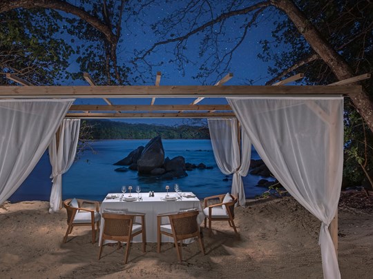 Dîner romantique les pieds dans le sable