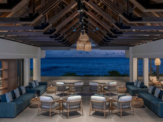 Pour un cocktail avec vue sur la mer au bar Barons