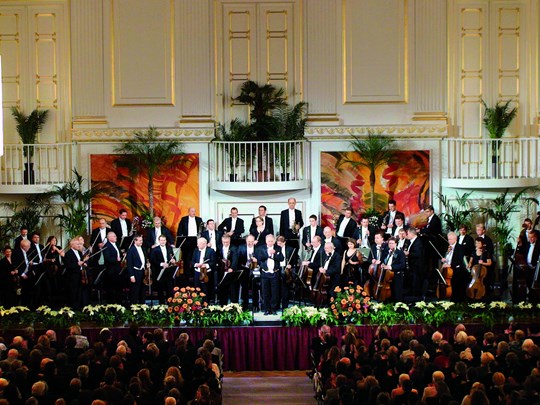 L'Orchestre d'Hofburg de Vienne, plus d'une cinquantaine de musiciens et de chanteurs