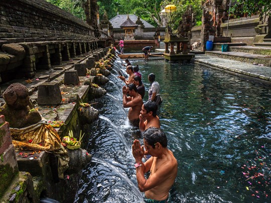 Une visite aux sources sacrées de Tirta Empul est un aperçu dans le coeur spirituel de Bali