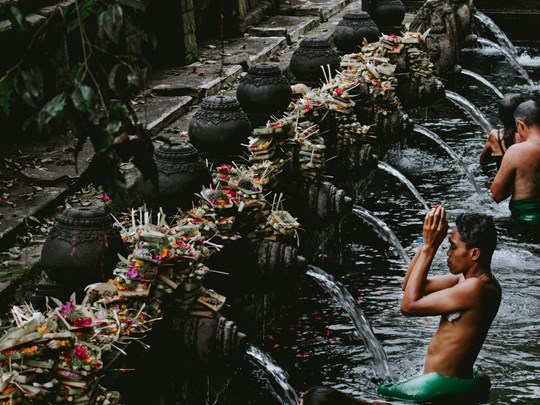 Purifications et traditions sur l'île des Dieux, Bali