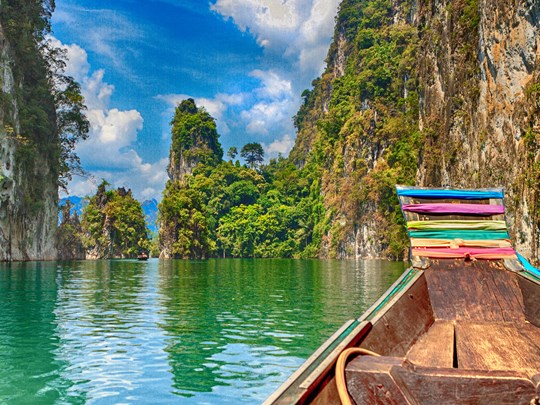 Embarquez à bord d'un bateau traditionnel à Khao Sok