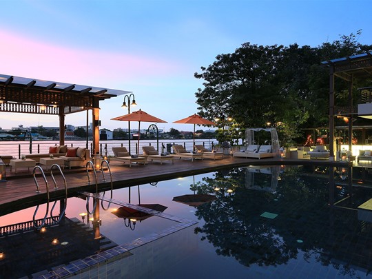 La superbe piscine en bord de rivière du Riva Surya à Bangkok