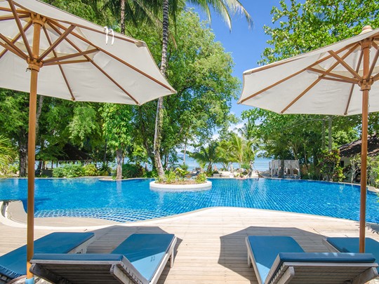 Rafraîchissez-vous au bord de la belle piscine du Paradise Koh Yao 