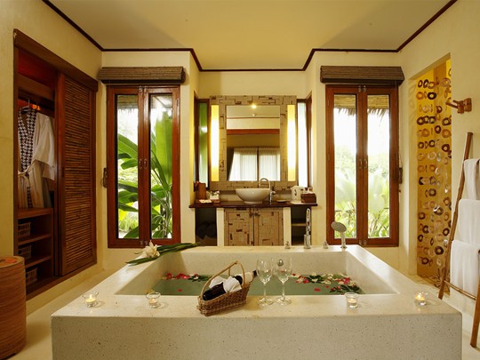 La salle de bain de l'Alocasia Superior Bungalow