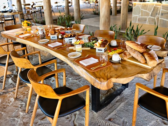 Savourez un repas les pieds dans le sable au Sand