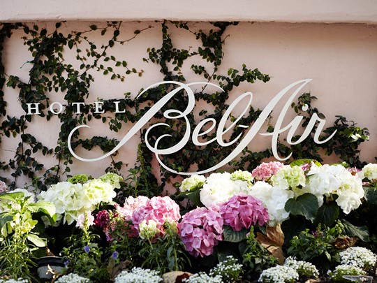 Le Bel-Air vous accueille dans un cadre féérique, au coeur de huit hectares de jardins 