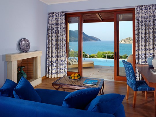 2 Bedroom Sea View Private Heated Pool