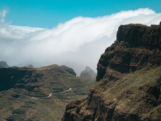 Route entre ciel et montagne