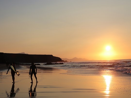 Session de surf au coucher du soleil