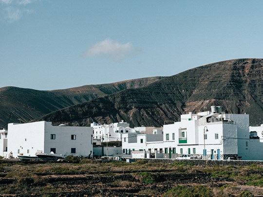 Village blanc au creux des volcans