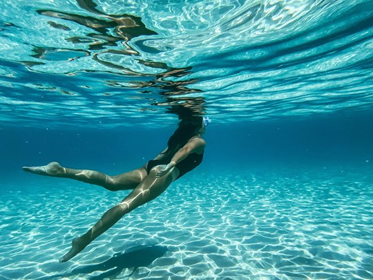 Snorkeling dans des eaux limpides