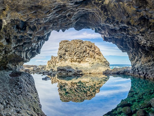Caverne volcanique à la plage de Charco Azul - El Hierro