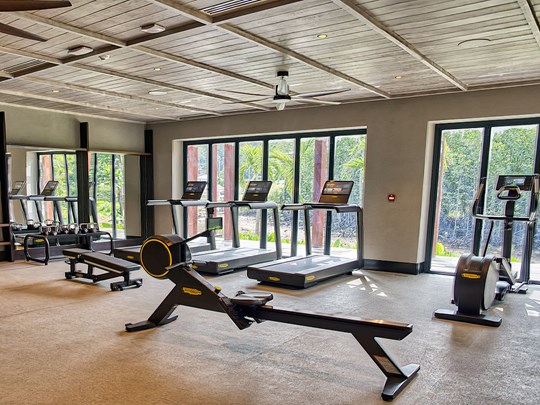 Remise en forme à la salle de sport de l'hôtel