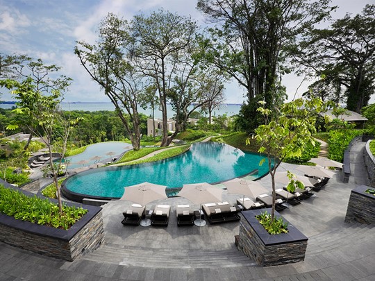 Profitez de la superbe piscine de l'hôtel Capella Singapour