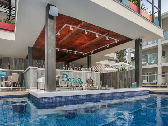 Savourez un cocktail sans quitter la piscine