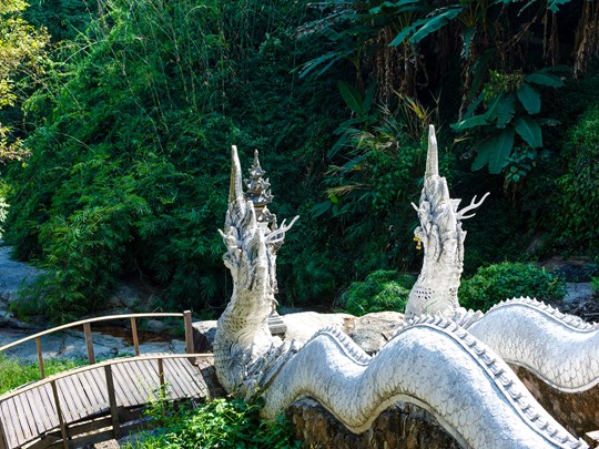 Le Wat Pha Lad, gardé par de magnifiques statues de dragons blancs