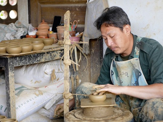 Atelier de poterie dans le village de Baan Muang Kung