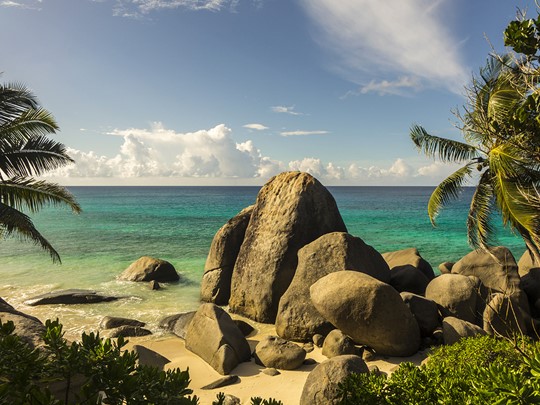 Plage du Carana Beach Hôtel, sur l'île de Mahé aux Seychelles