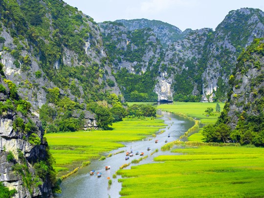 À Tam Coc, la rivière Ngo Dong serpente entre les rizières