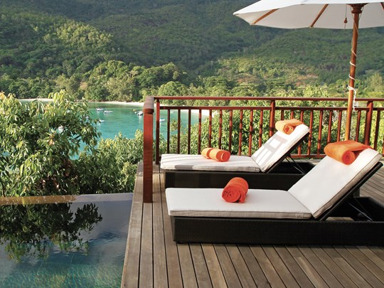 La terrasse d'une Hillside Villa au Constance Ephelia Seychelles 