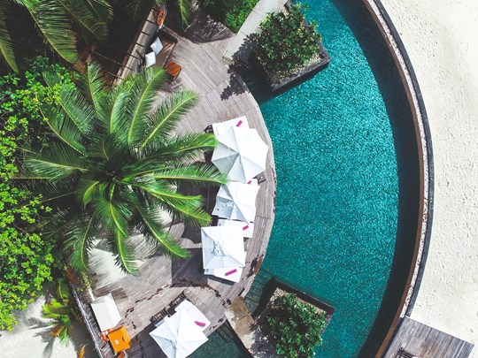 Profitez du soleil à la piscine du Constance Moofushi Maldives