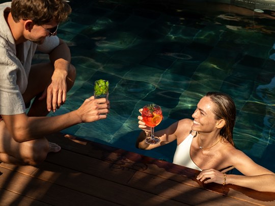 Rafraichissez vous au bord de la piscine 